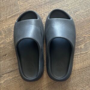 Yeezy Onyx Slides 8